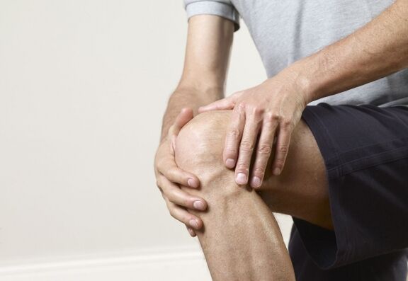 Дегенеративно-дистрофичната болест артроза се манифестира како болка во зглобовите